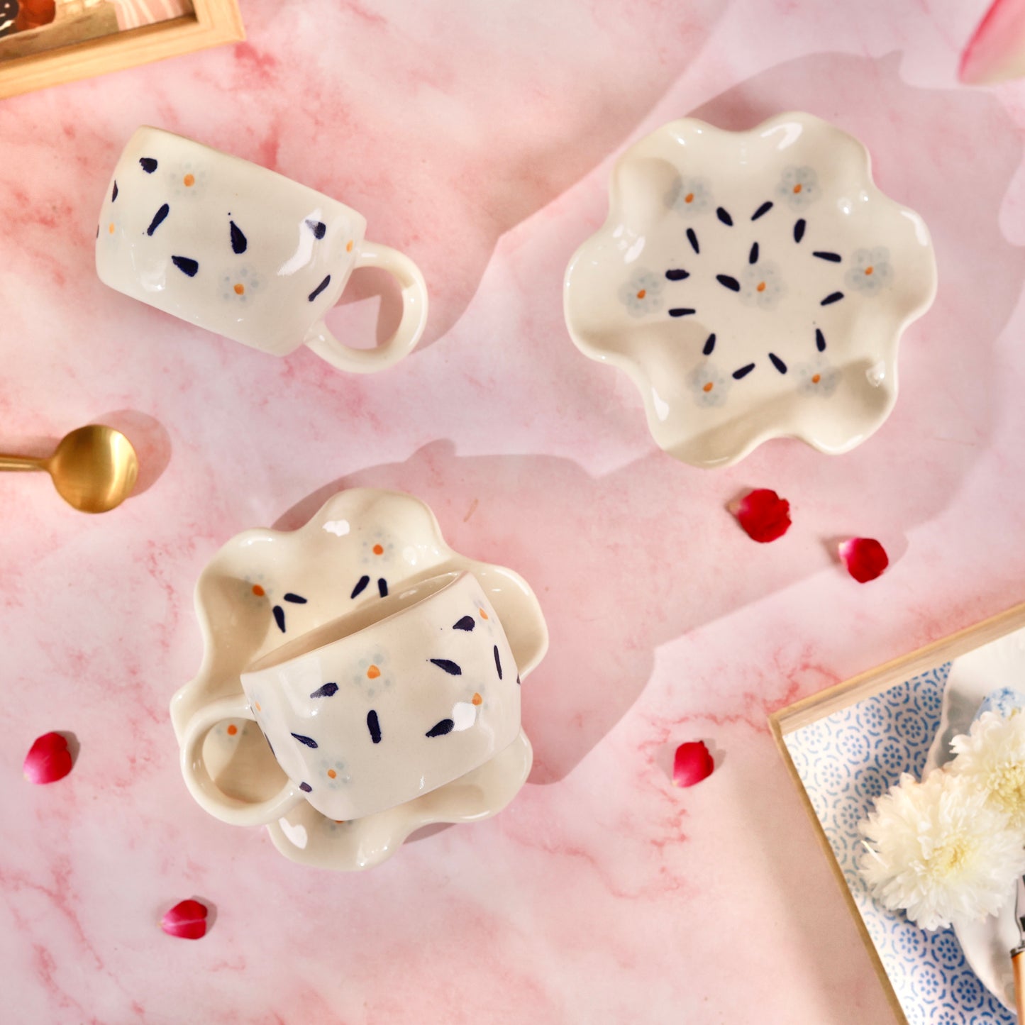 Daisy Blooming Garden - Pack of 1 cup and 1 Saucer